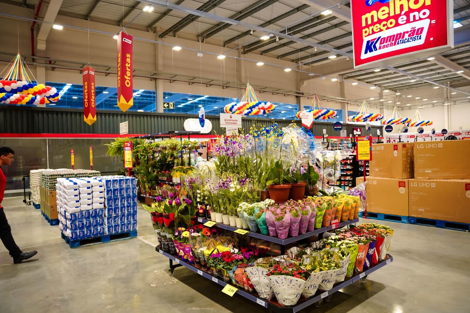 Flores, vinhos e eletros lideram procura pras mamães nas lojas SuperKoch e Komprão