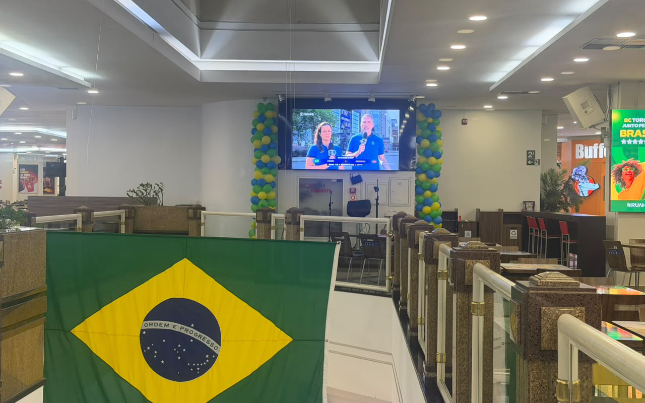 Atlântico Shopping reúne torcedores com telão, troca de figurinhas e espaço temático
