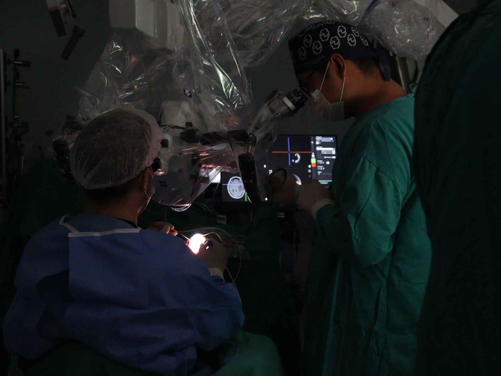 Tecnologia faz tumor “brilhar” e transforma neurocirurgias em hospital de BC