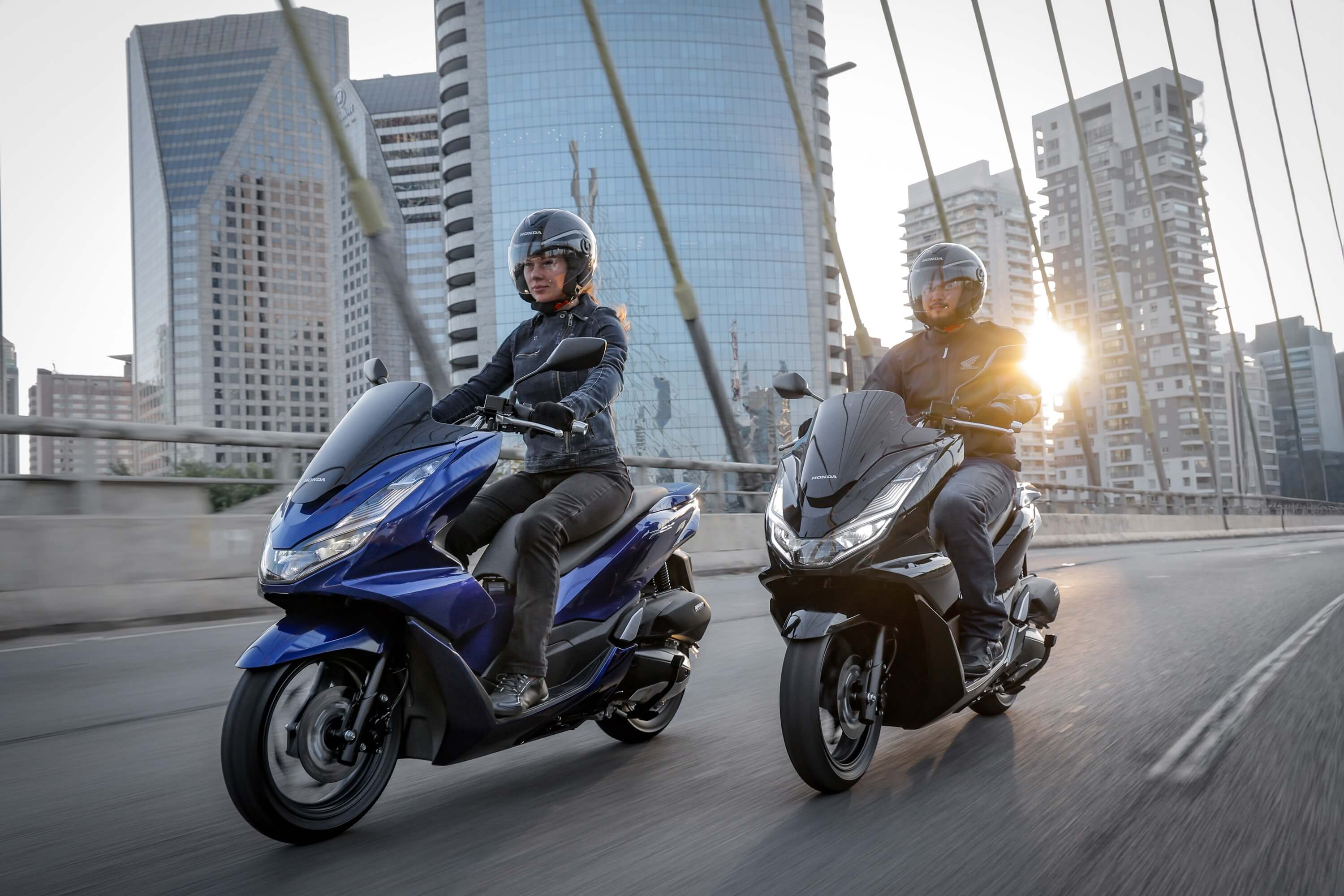 Toni Center Itajaí acelera promoções com PCX ABS e Biz 125 EX em condições imperdíveis