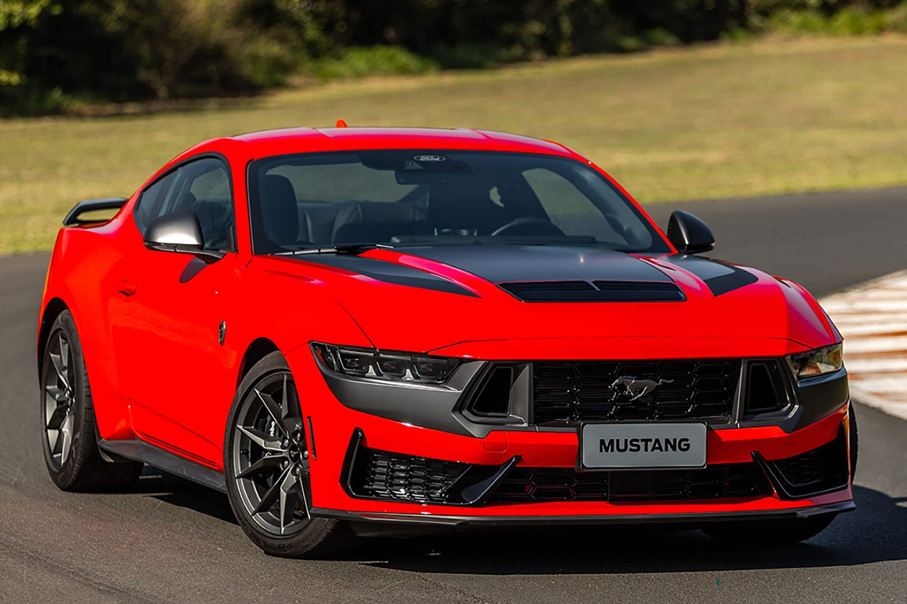 Mustang Dark Horse desembarca no Brasil