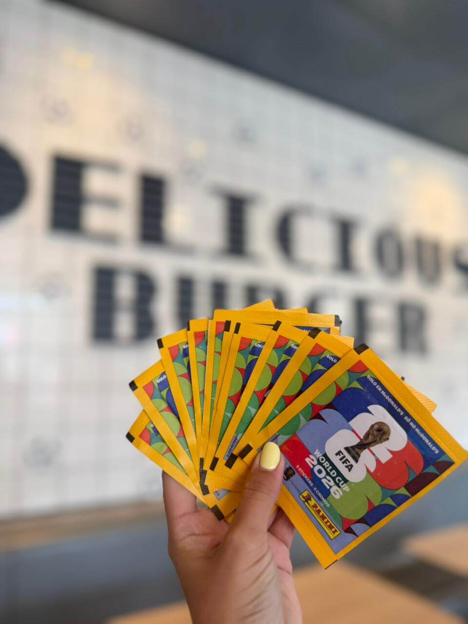 McDonald's vira ponto de encontro para quem quer completar o álbum da Copa