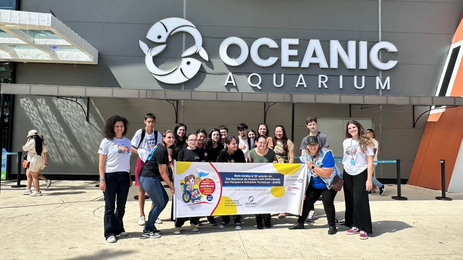 Grupo Oceanic leva alunos para dia especial no aquário e no parque dos dinossauros 