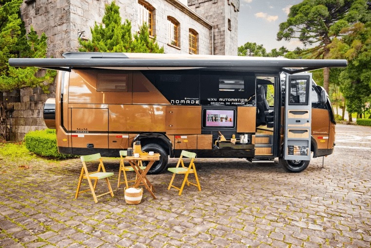 Motorhome brasileiro tem duas cozinhas, quarto e internet 